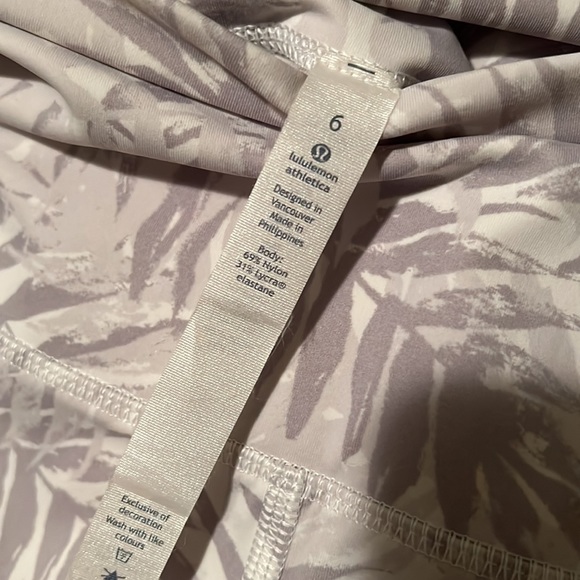 White and grey patterned lulu leggings - Picture 4 of 4